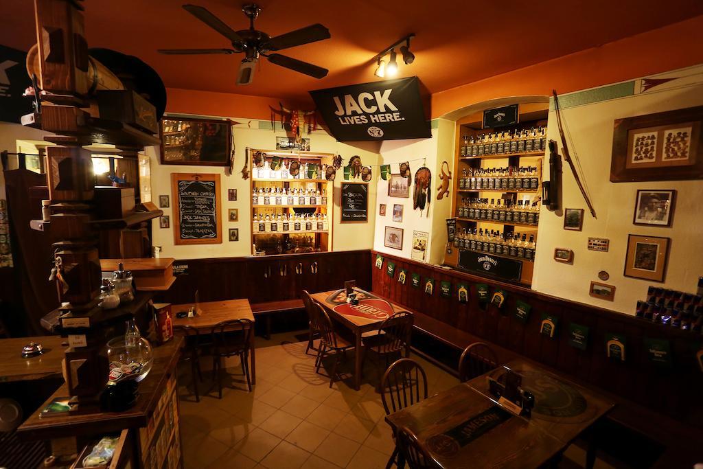 Pension Alfa & Whisky Pub Tábor Esterno foto
